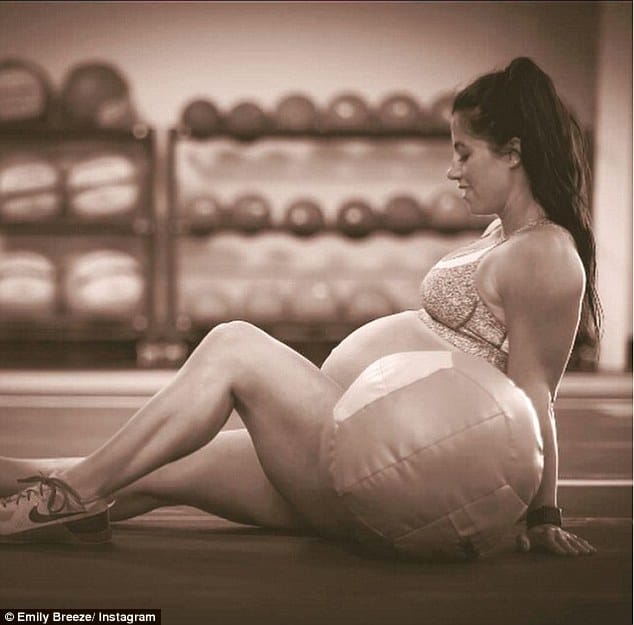 pregnant weightlifter does weightlifting in eighth month of pregnancy