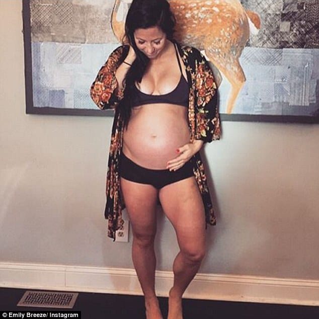 pregnant weightlifter does weightlifting in eighth month of pregnancy