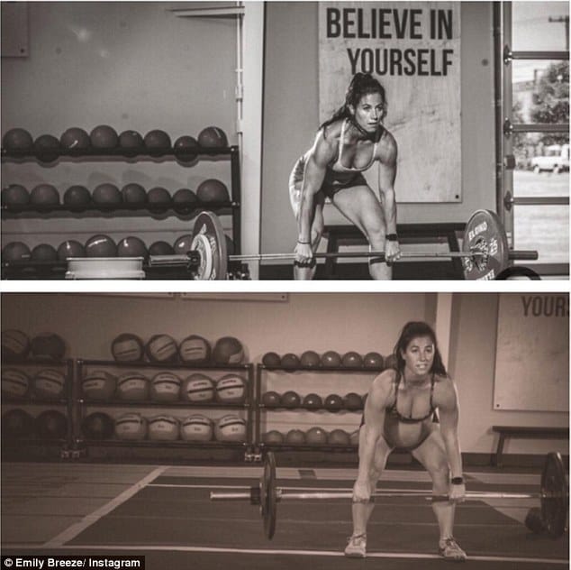 pregnant weightlifter does weightlifting in eighth month of pregnancy