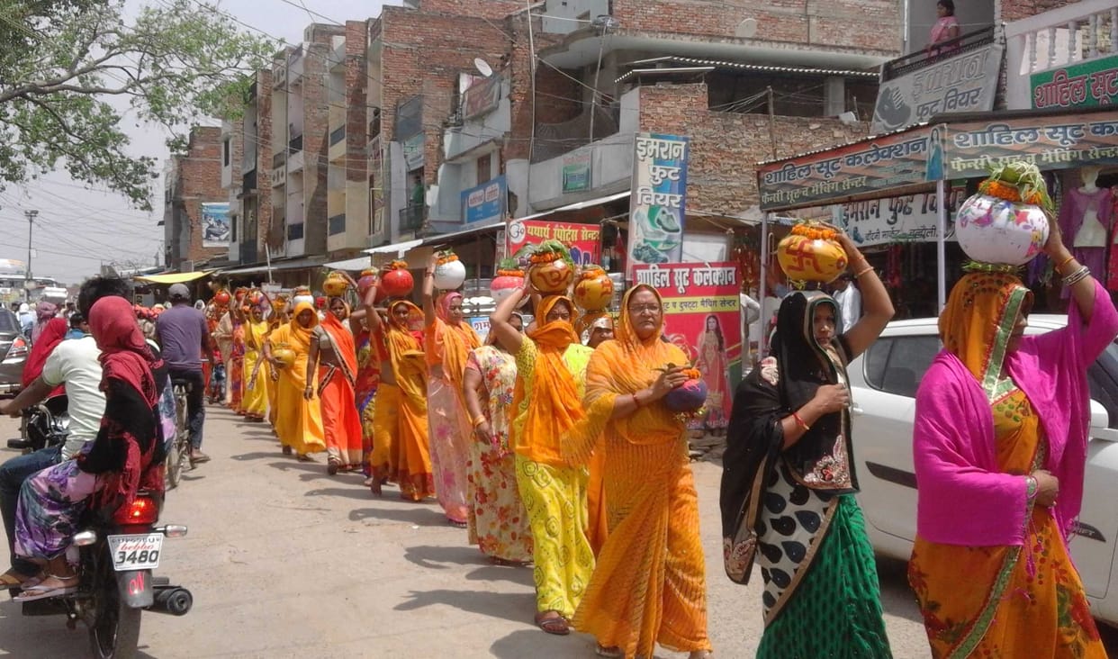 women travel in the city