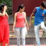 टूटी सड़क से गुजरते लोग।