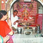 मंदिर में भ्ाक्त