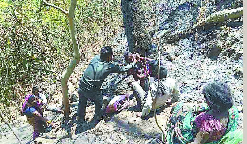 The teenager died after falling from the shortcut path Bazpur