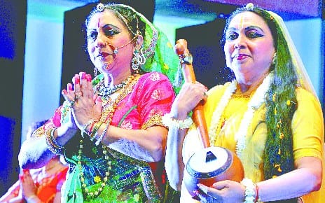 Kathak and Bharatnatyam threaded Merry - Krishna love of Andl