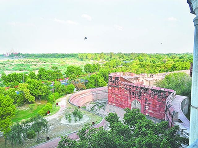 atmosphere of tajnagari is better than banaras, lko