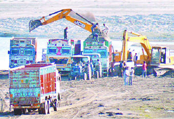 sand mining in yamuna River 