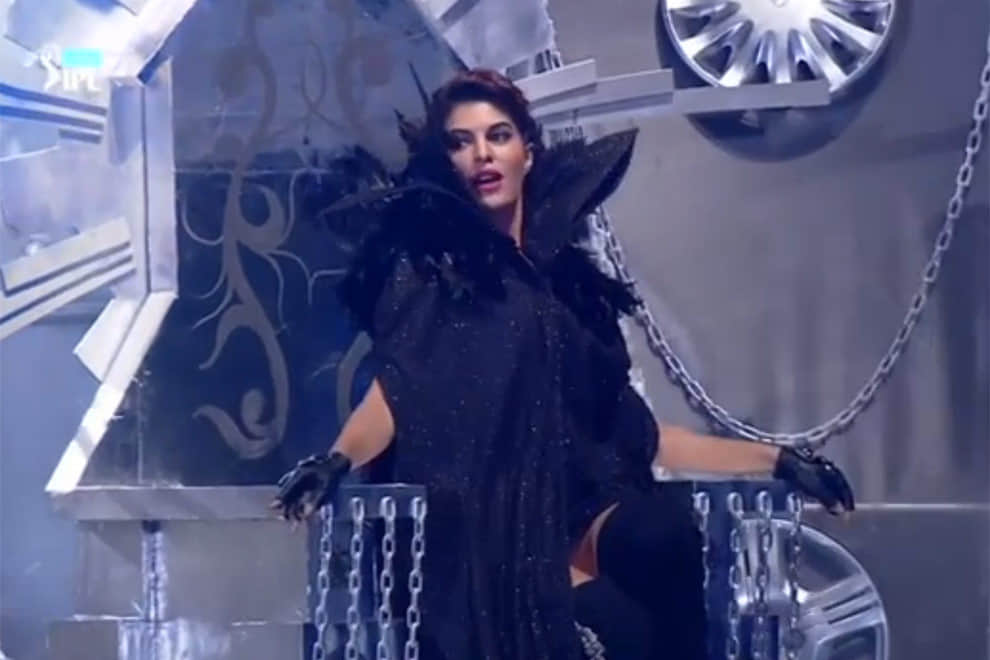 Jacqueline Fernandez first look here ek do teen song remake