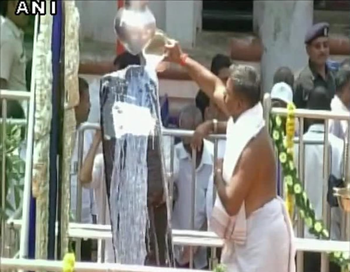 Male devotees break barricade and enter sanctum of Shani Shingnapur temple