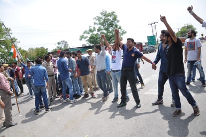Students scuffles with police