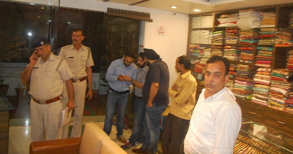 loot, beautique loot, panipat loot, cctv footage, hargun beautique, panipat, haryana