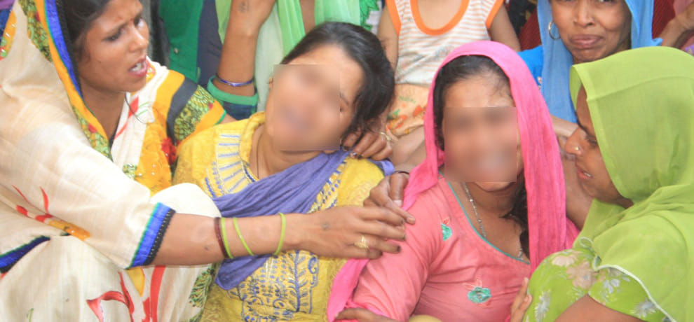huge crowed in rape victim last procession in ghaziabad