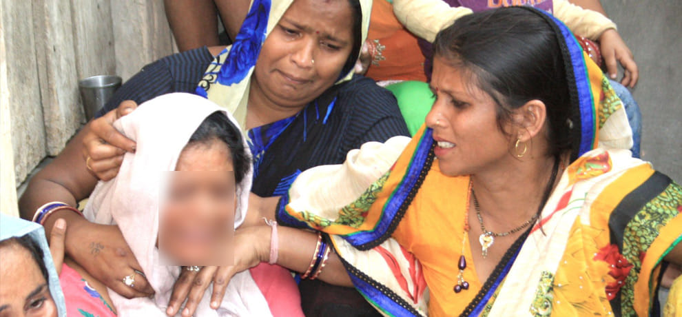 huge crowed in rape victim last procession in ghaziabad