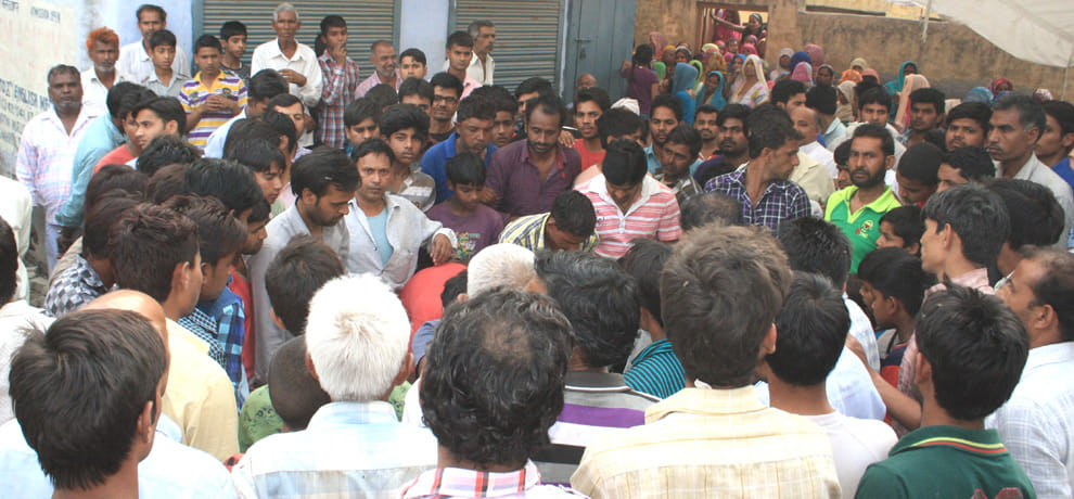 huge crowed in rape victim last procession in ghaziabad