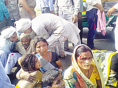 Pickup overturns one death, 17 injured