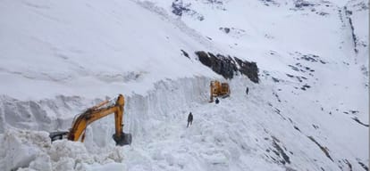180 people trapped at Rohtang, rescued by BRO.