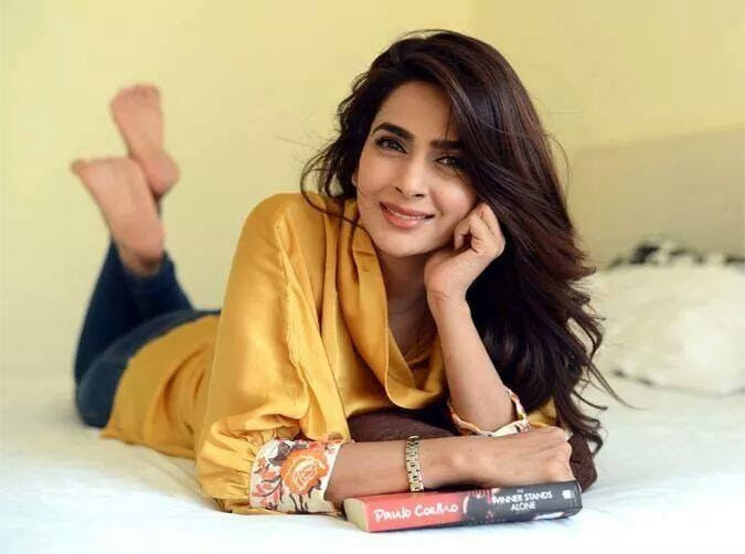 Dinesh Vijan set to launch a saba qamar opposite Irrfan Khan