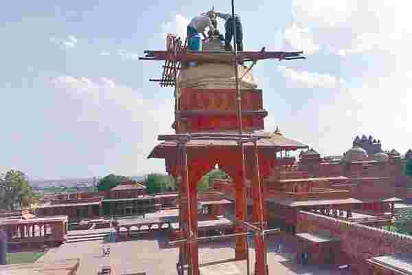Sikri Diwan-e-Khas broken urn