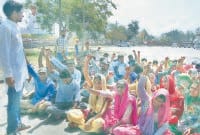 Police shoving students, two student leaders detained