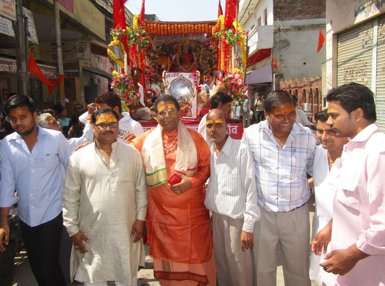 shobhaayaatra ke baad maan durga kee moorti sthaapit kee