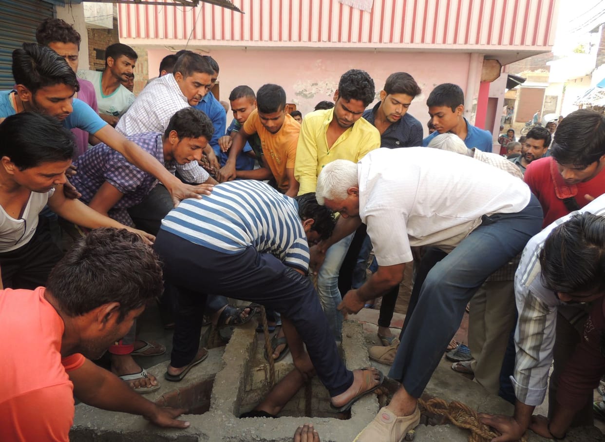 Firefighters jumped into the well and lives saved of The young man 