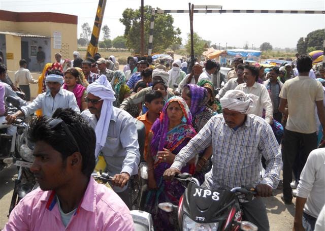 People arriving from other states bathing wells