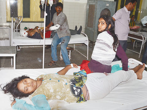 in accodent 11 people of family injured