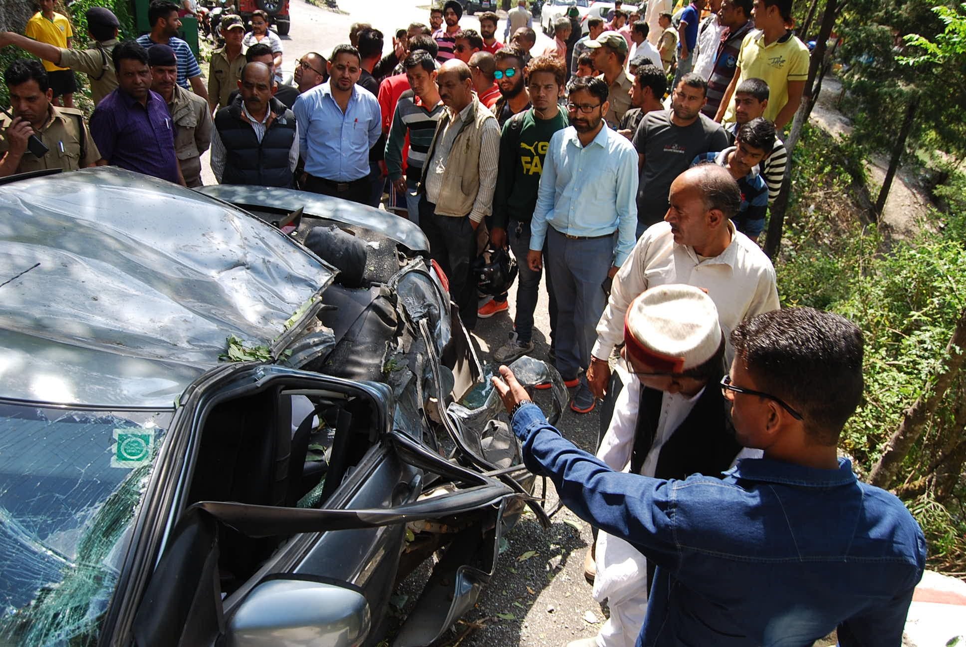 car fell upon the car, see accident photos