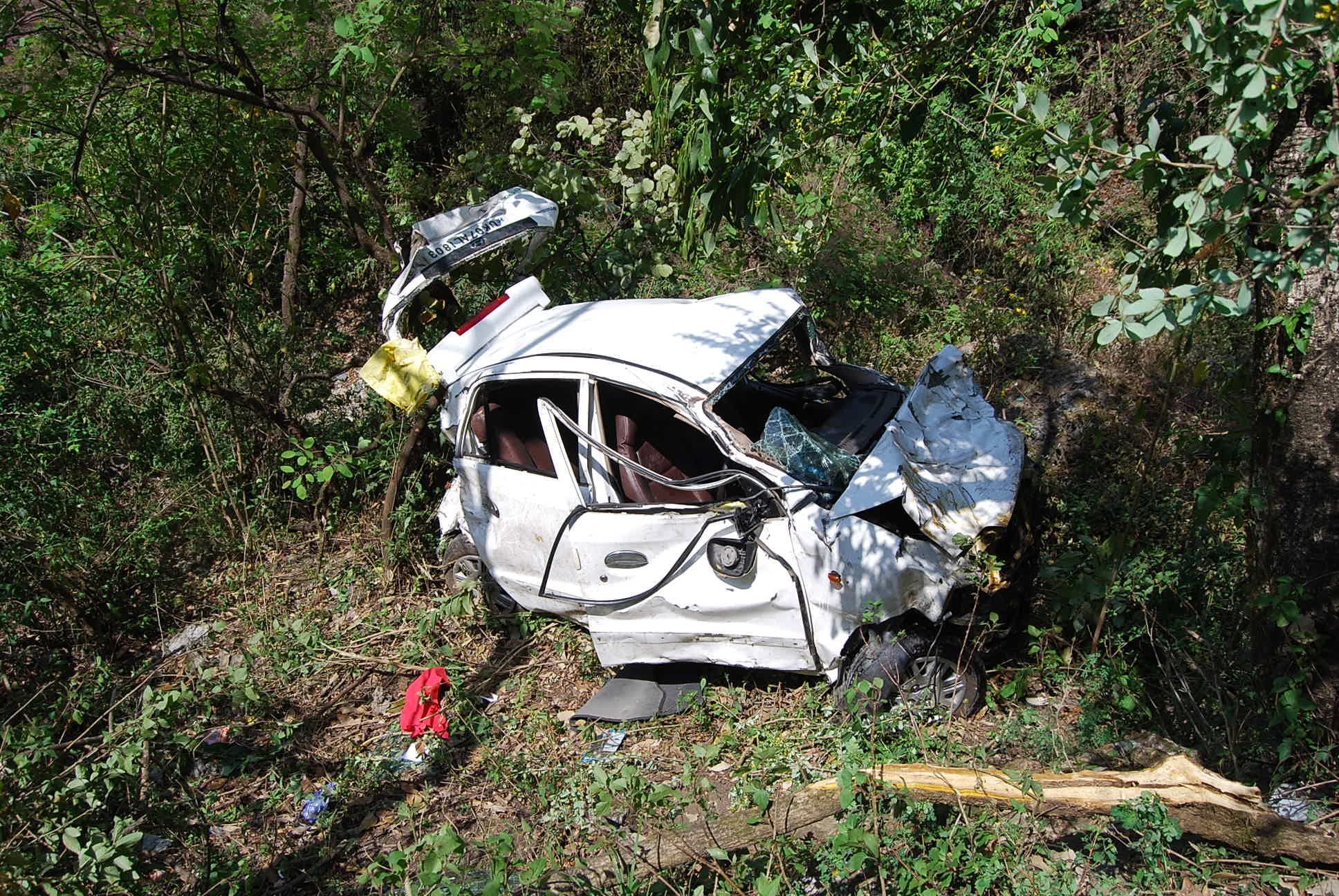 car fell upon the car, see accident photos