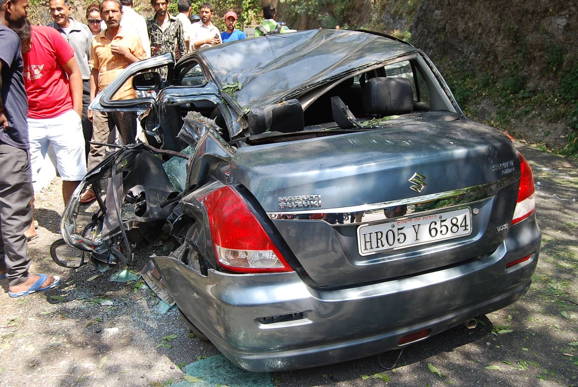 car fell upon the car, see accident photos