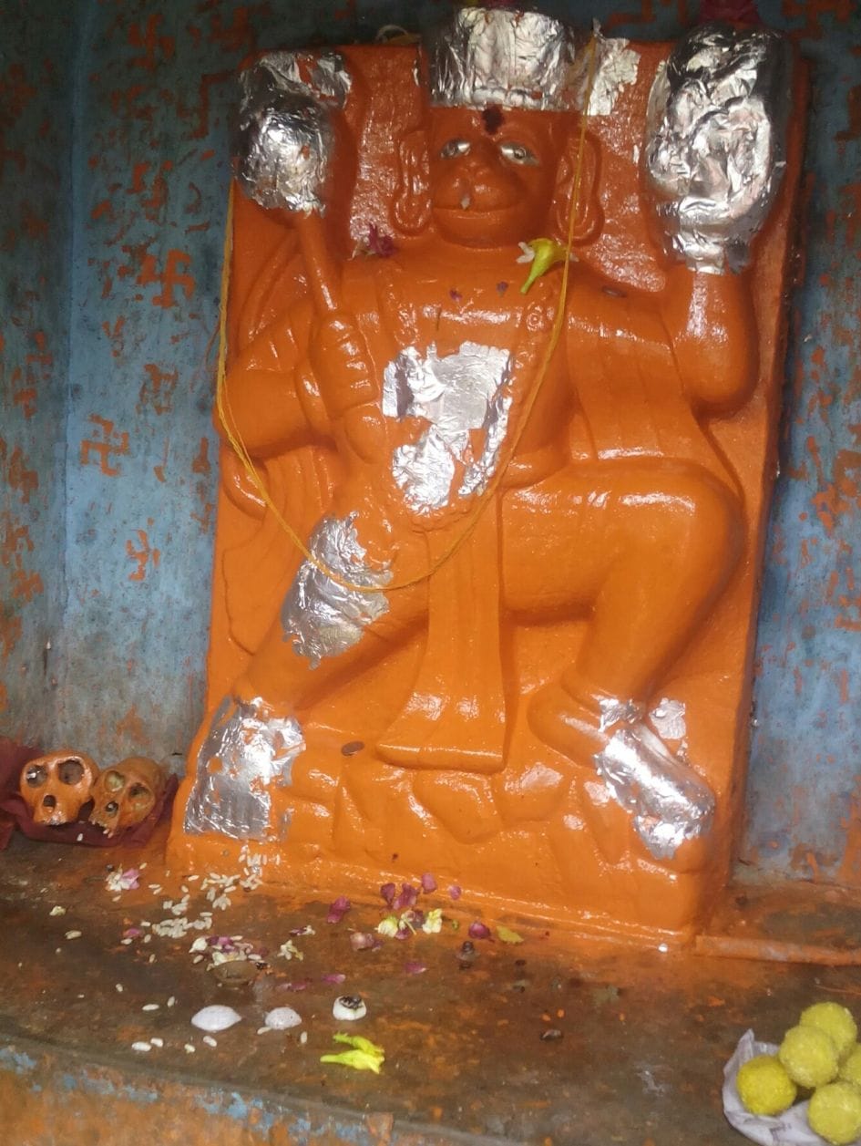 hanumaan mandir mein rakhe vaanar mund, aakrosh
