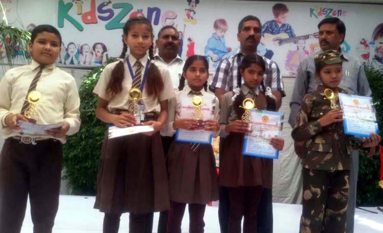 dayaanand pablik skool mein manaaya vaarshikotsav