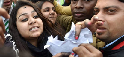 shoe attack on kejriwal in press conference in delhi 