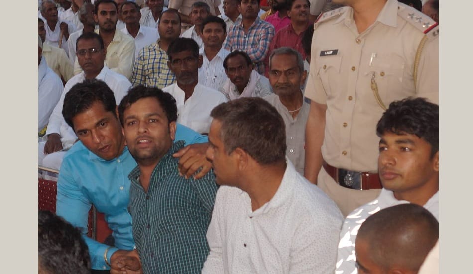  preparing for shoe throw on CM in rally, man arrested