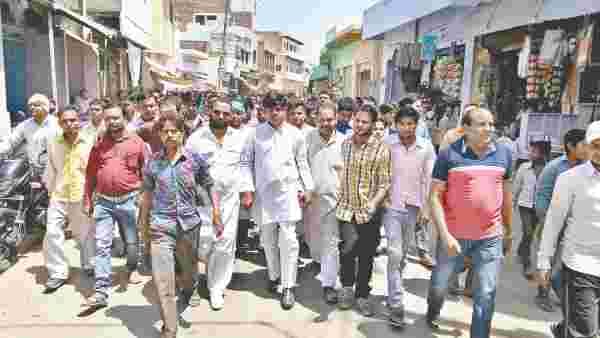 communal tensions in etmadpur after mahapanchyat