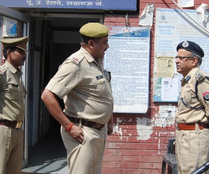 Goons attacked a police constable in lucknow.