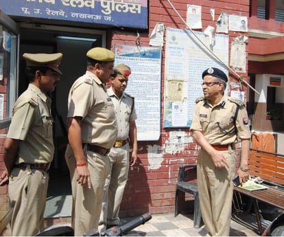 Goons attacked a police constable in lucknow.