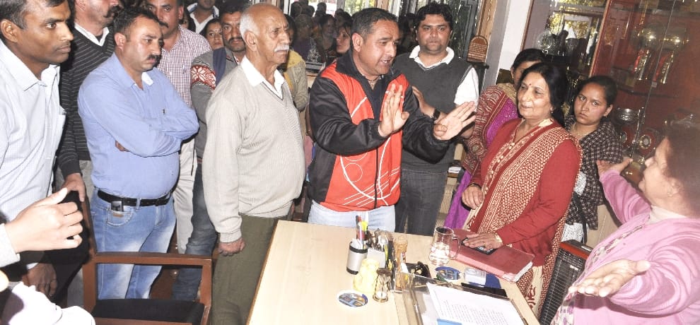  parants protest againest fee hike by DAV new shimla.