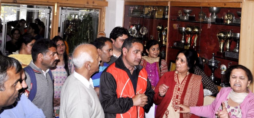  parants protest againest fee hike by DAV new shimla.