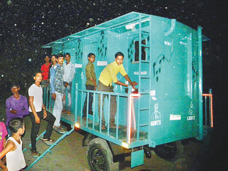 Mobile toilets at the fair was the goddess Gurugav
