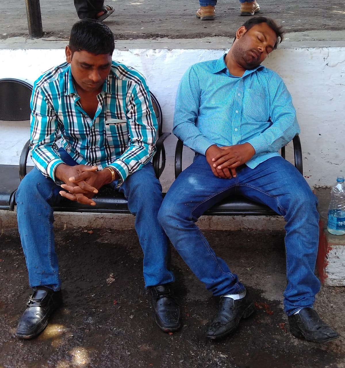  two passengers mugged by Jhrkhuranon 