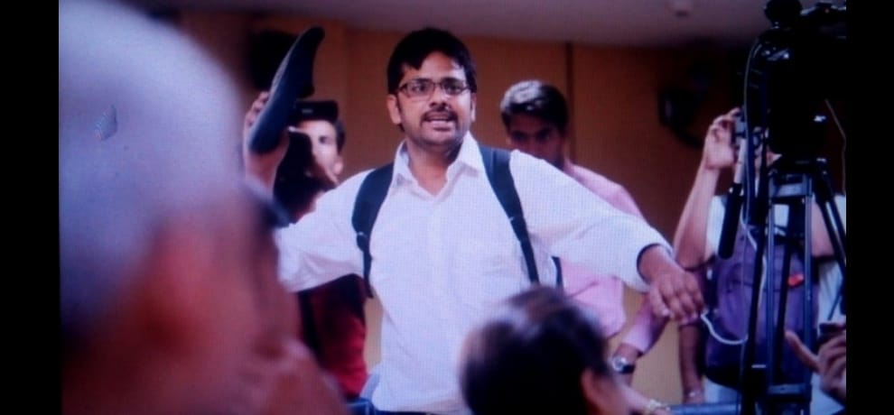 shoe attack on kejriwal in press conference in delhi 