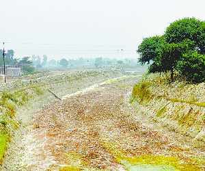 500 canals flying dust, water-dampened in the Feeder Canal