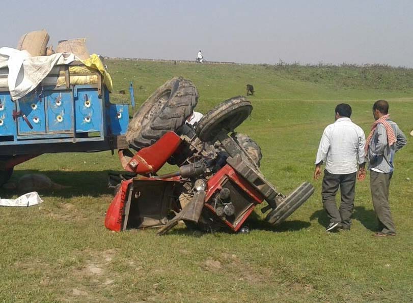 Ramp down from the old tractor Reflex, the driver pressed