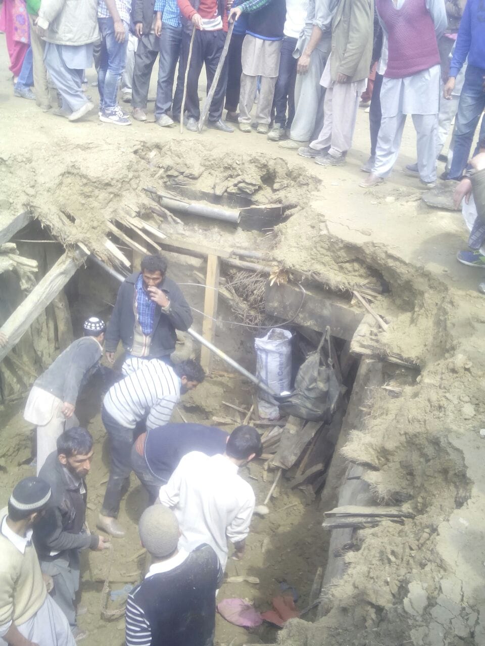 The roof of mud houses collapsed, 26 people injured