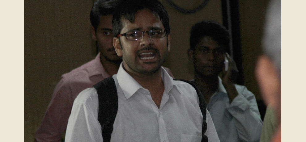 aam admi sena man wanted answer from kejriwal before throwing shoe on him 