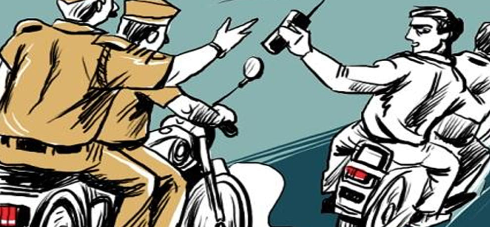 mobile snatching from security guard by throwing stone on him