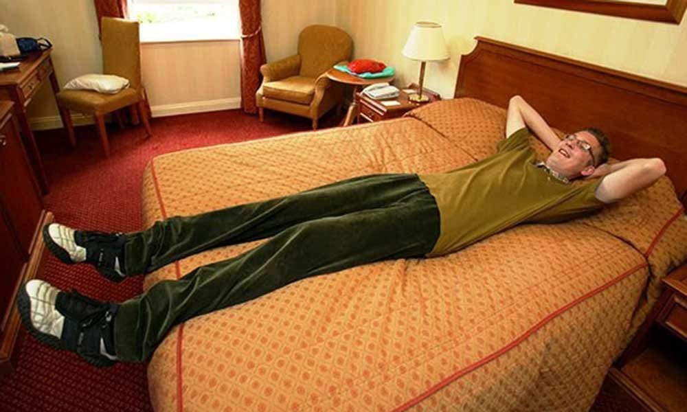 8 irritating situations only tall people can understand