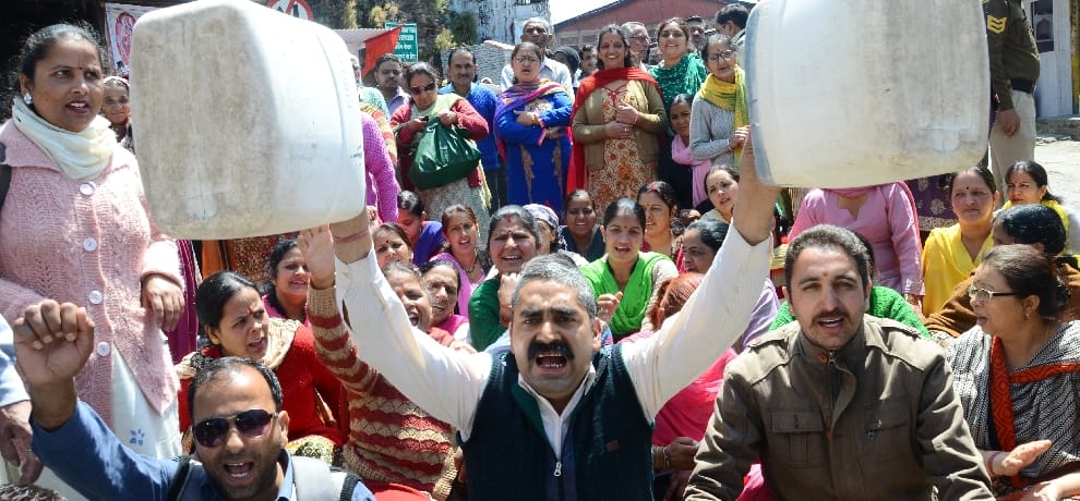 water crisis in shimla, people protest at tutu, shimla.