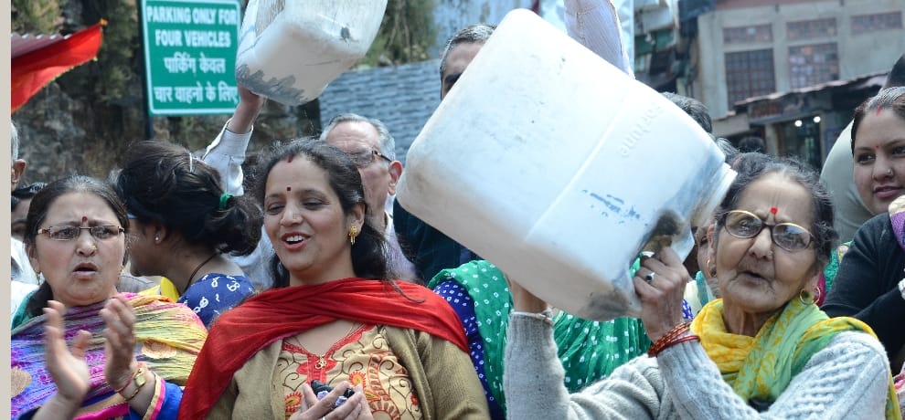 water crisis in shimla, people protest at tutu, shimla.