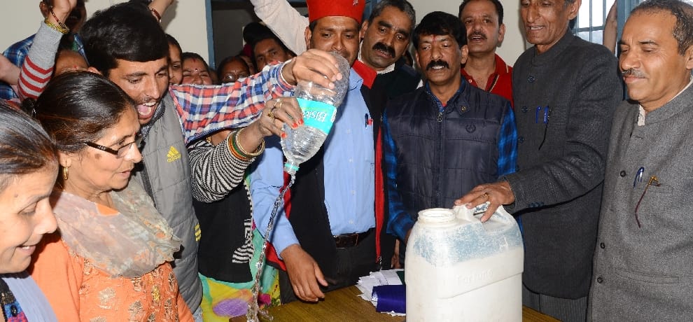 water crisis in shimla, people protest at tutu, shimla.